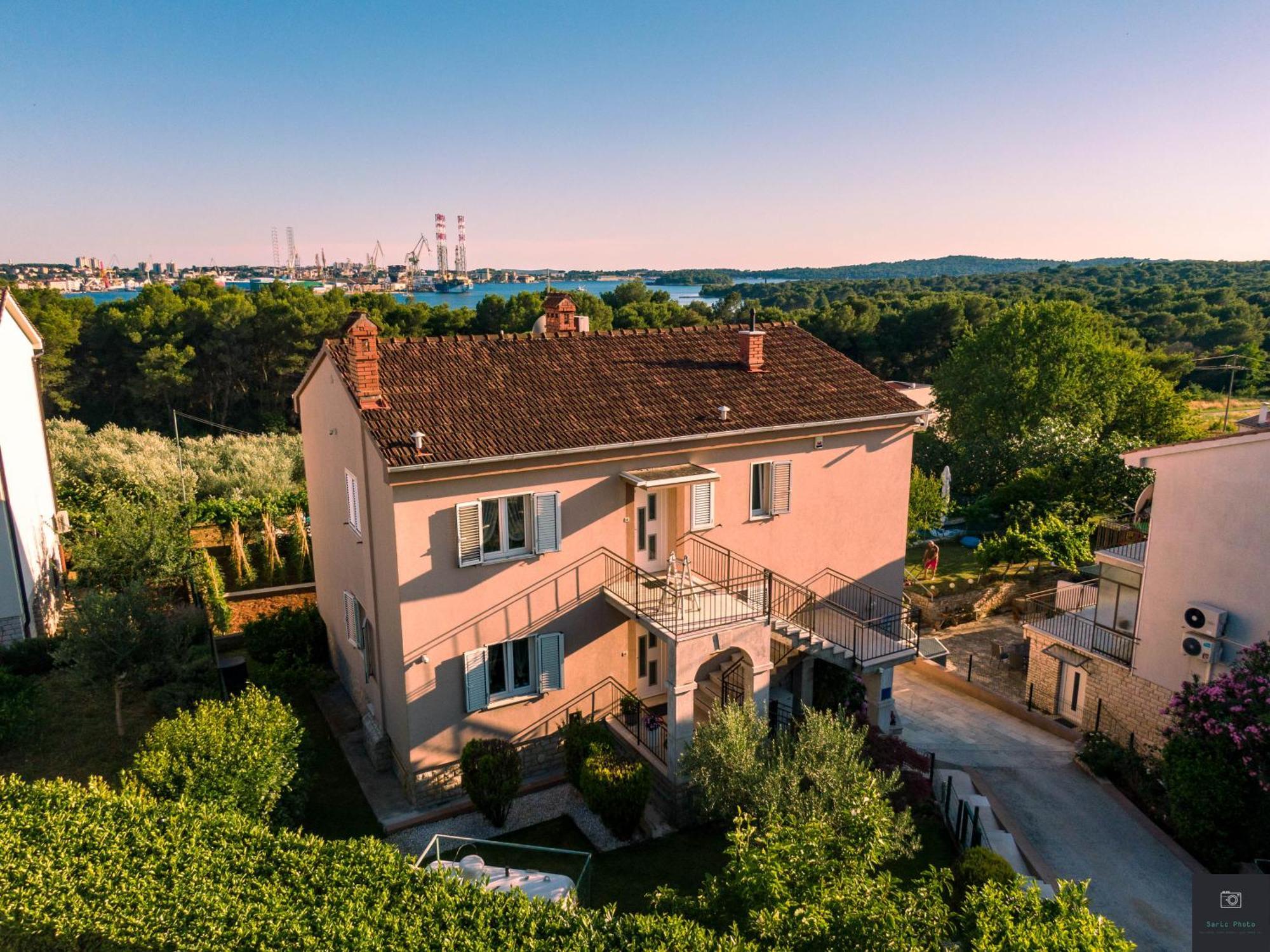 Apartman Nino Pula Exteriör bild
